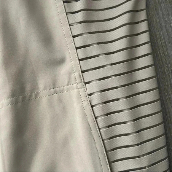 Women’s Chico’s Weekend Lightweight Beige Full Zip Golf Vest Size 2 - Picture 2 of 4